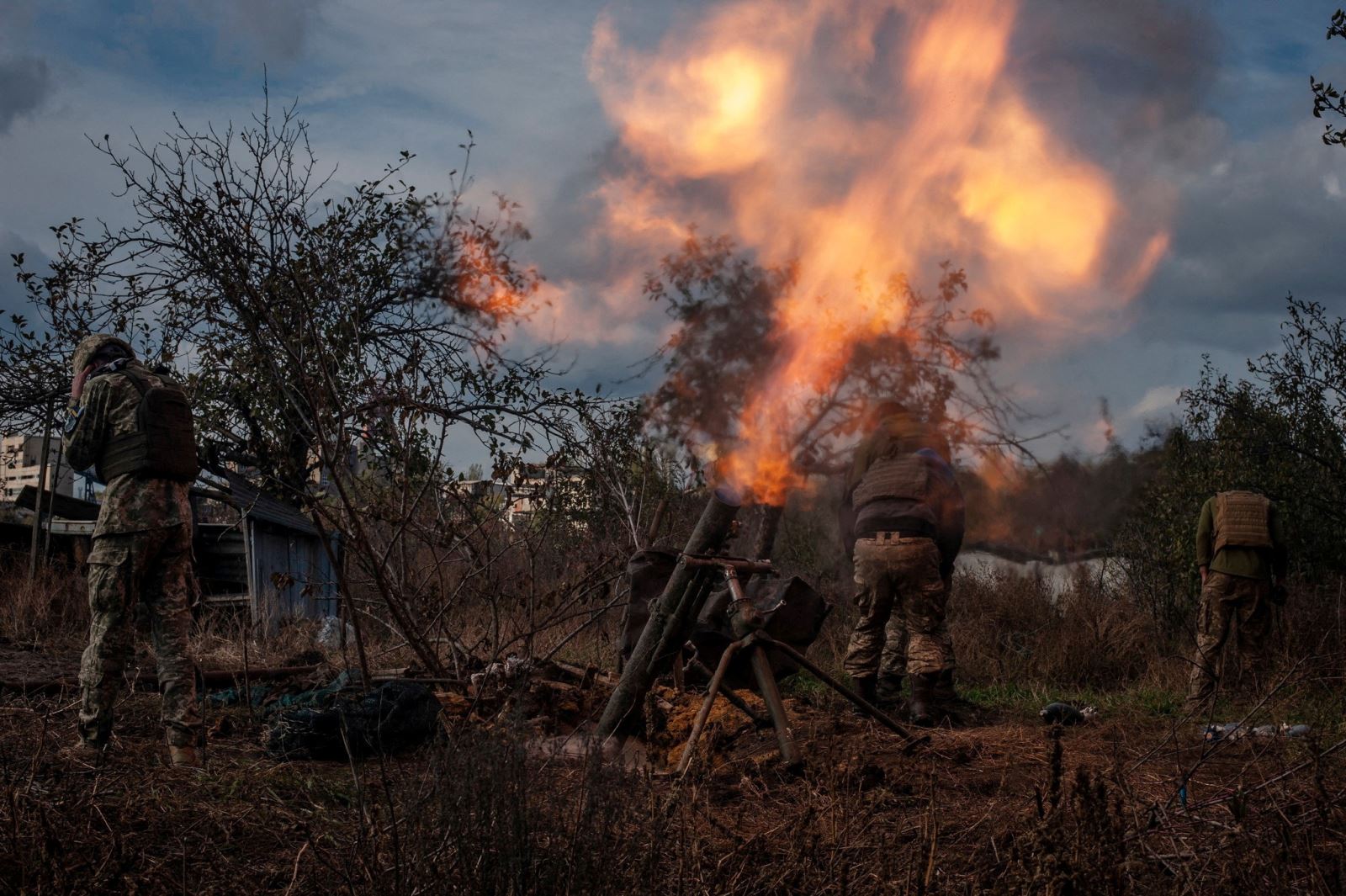 Binh sĩ Ukraine khai hoả vào tiền tuyến gần Bakhmut, vùng Donetsk, Ukraine. Ảnh: Reuters