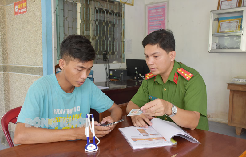 Lực lượng công an hướng dẫn người dân làm thủ tục hành chính trên Cổng dịch vụ công trực tuyến.