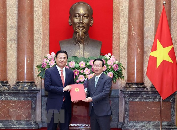 Chủ tịch nước trao quyết định bổ nhiệm Đại sứ Việt Nam tại Nhật Bản Chủ tịch nước Võ Văn Thưởng trao Quyết định cho Đại sứ Phạm Quang Hiệu. (Ảnh: Thống Nhất/TTXVN)