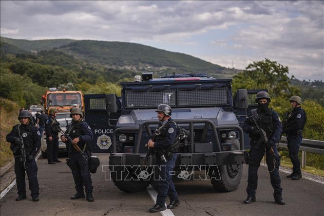 Cảnh sát đặc nhiệm vùng lãnh thổ Kosovo gác tại khu vực gần cửa khẩu biên giới Jarinje ngày 20-9-2021. Ảnh tư liệu: AFP/TTXVN