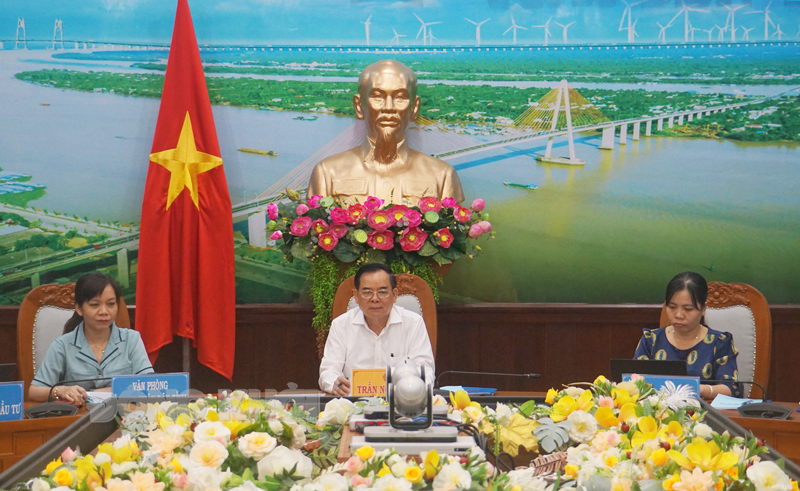 Chủ tịch UBND tỉnh Trần Ngọc Tam tham dự tại điểm cầu tỉnh.