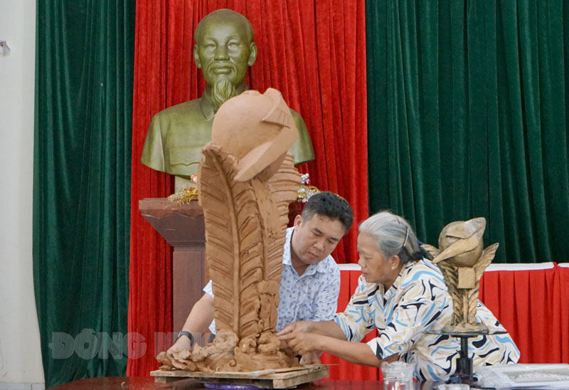 Góp ý các mẫu phác thảo Bia lưu niệm giao bưu vận thông tin và Bia lưu niệm Hốc Hỏa