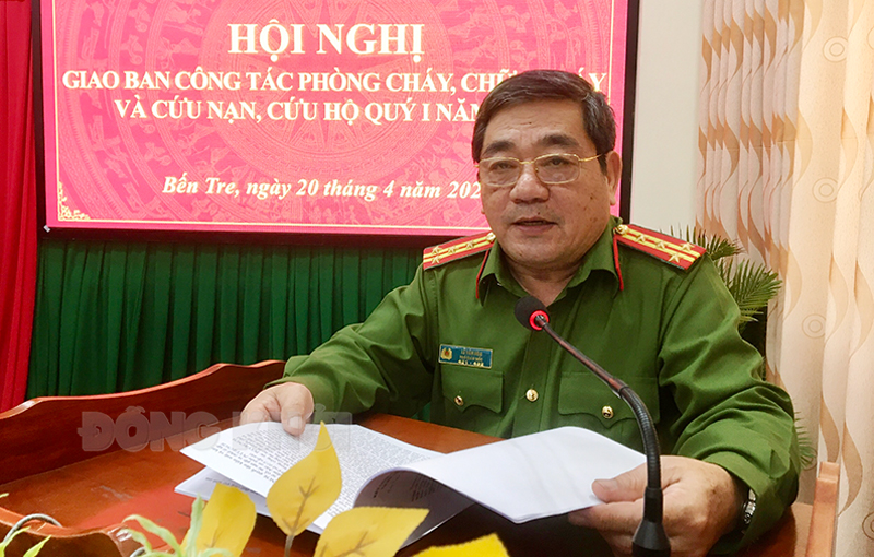 Đại tá Lê Văn Hòa - Phó giám đốc Công an tỉnh phát biểu tại hội nghị.