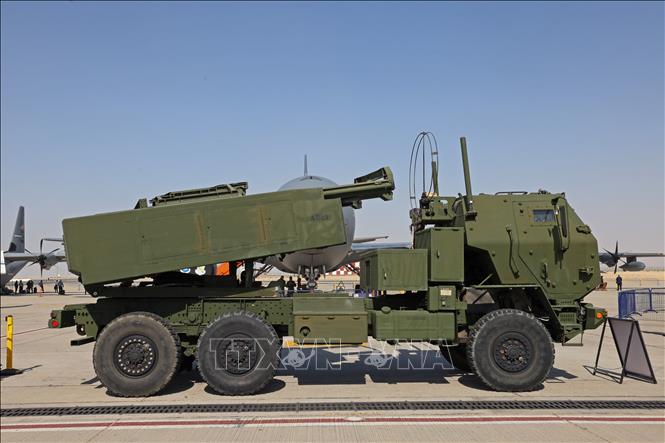 Hệ thống rocket pháo binh cơ động cao (HIMARS) của Mỹ được trưng bày tại Triển lãm hàng không Dubai, UAE ngày 15-11-2021. Ảnh (tư liệu): AFP/TTXVN