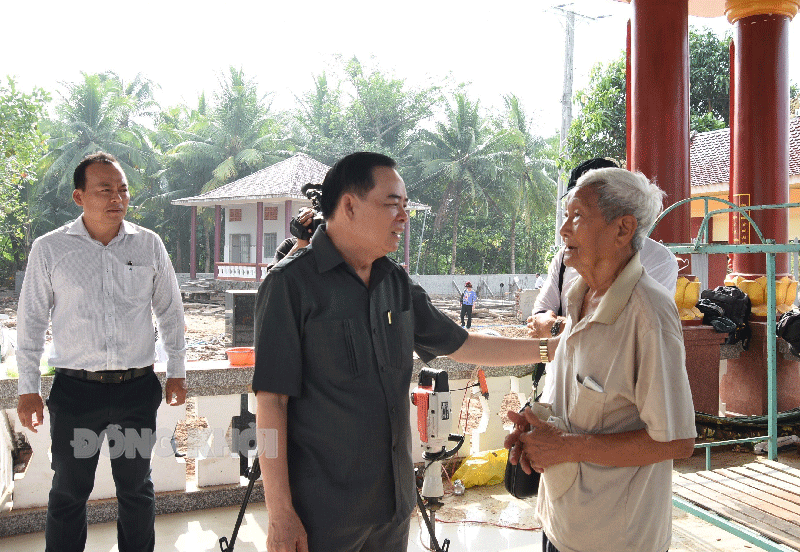 Chủ tịch UBND tỉnh Trần Ngọc Tam cùng đoàn đến thăm hộ gia đình ông Huỳnh Văn Minh, xã Sơn Đông, TP. Bến Tre.