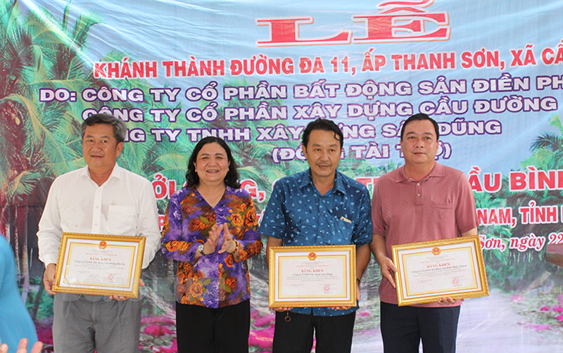 Phó bí thư Thường trực Tỉnh ủy - Chủ tịch HĐND tỉnh Hồ Thị Hoàng Yến trao bằng khen cho 3 đơn vị đồng tài trợ.
