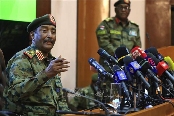 Tư lệnh quân đội Sudan, Tướng Abdel Fattah Burhan, phát biểu tại Khartoum, ngày 26-10-2021. Ảnh: AFP/TTXVN