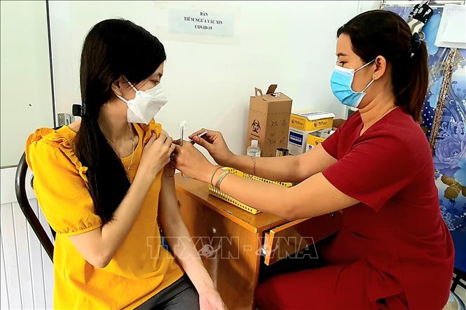 Ngày 22-4-2023, cả nước có 2.337 ca mắc mới COVID-19, thêm 1 ca tử vong Tiêm vaccine phòng COVID-19 cho người dân. Ảnh: TTXVN.