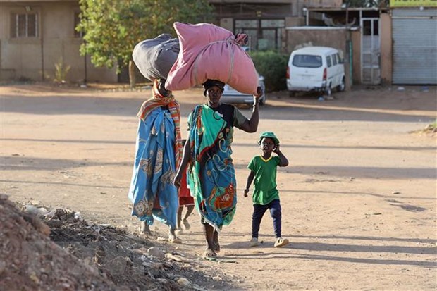 Người dân sơ tán tránh xung đột tại Khartoum, Sudan, ngày 19-4-2023. (Ảnh: AFP/TTXVN)