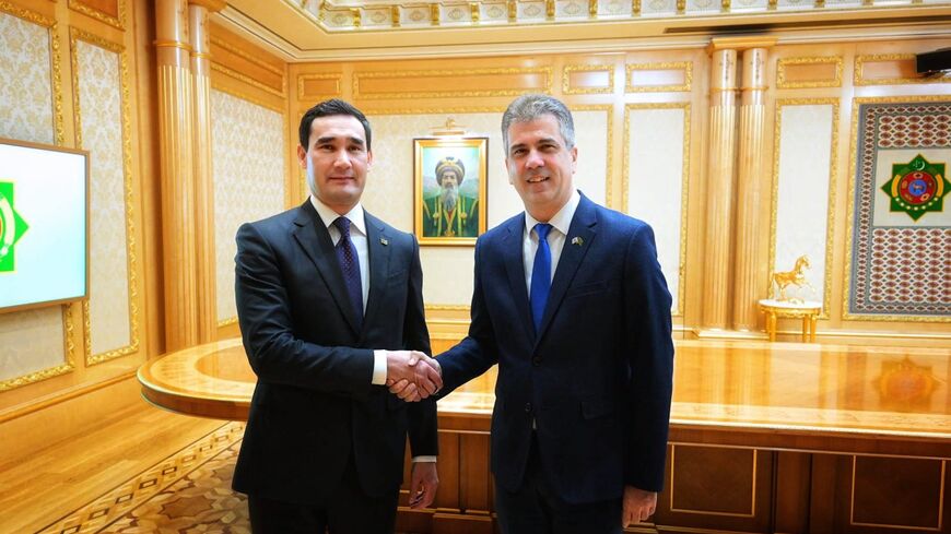 Bộ trưởng Ngoại giao Israel Eli Cohen và Tổng thống Turkmenistan Serdar Berdimuhamedow (trái) chụp ảnh chung ở Ashgabat, Turkmenistan, ngày 20-4. Ảnh: Bộ Ngoại giao Israel