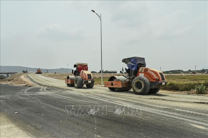 Các đơn vị thi công khẩn trương hoàn thành thảm nhựa và các công trình phụ còn lại của tuyến cao tốc đoạn Vĩnh Hảo - Phan Thiết và Phan Thiết - Dầu Giây trên tuyến Bắc - Nam phía Đông giai đoạn 2017 - 2020 , qua địa bàn Bình Thuận. Ảnh: Nguyễn Thanh/TTXVN