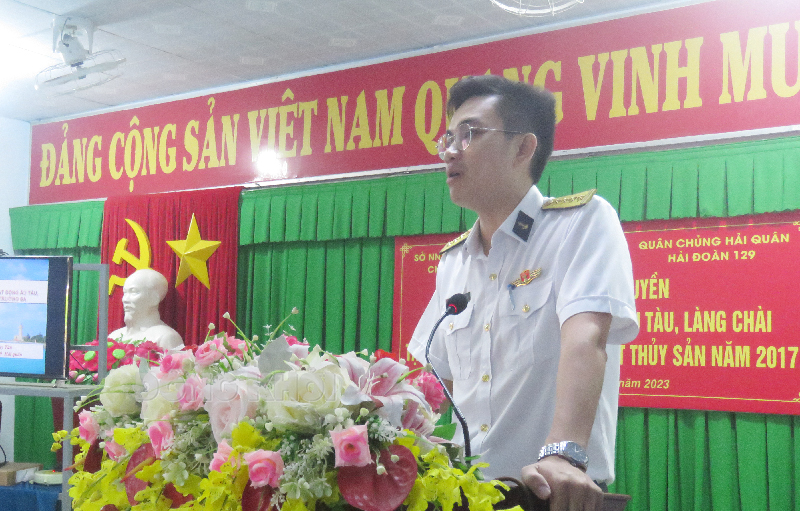 Tuyên truyền và triển khai xây dựng Nhà tình nghĩa tại xã Bình Thắng Đại uý Vũ Duy Tân - Báo cáo viên Công ty TNHH MTV Hải sản Trường Sa.