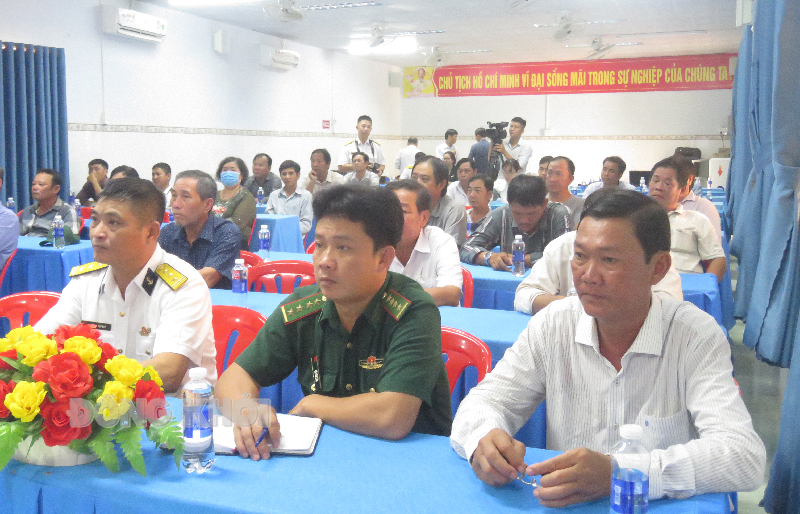 Tuyên truyền và triển khai xây dựng Nhà tình nghĩa tại xã Bình Thắng Đại biểu nghe tuyên truyền về khai thác, đánh bắt thuỷ hải sản.