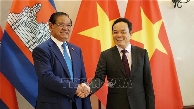 Thông cáo chung Hội nghị Hợp tác và phát triển các tỉnh biên giới Việt Nam - Campuchia lần thứ 12 Phó thủ tướng Chính phủ Trần Lưu Quang (phải) và Phó thủ tướng, Bộ trưởng Bộ Nội vụ Vương quốc Campuchia Samdech Krolahom Sar Kheng đồng chủ trì Hội nghị Hợp tác và phát triển các tỉnh biên giới Việt Nam - Campuchia lần thứ 12. Ảnh: Thanh Tân/TTXVN