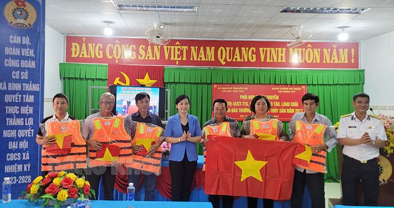 Tuyên truyền và triển khai xây dựng Nhà tình nghĩa tại xã Bình Thắng Trao tặng cờ Tổ quốc và áo phao cho ngư dân.