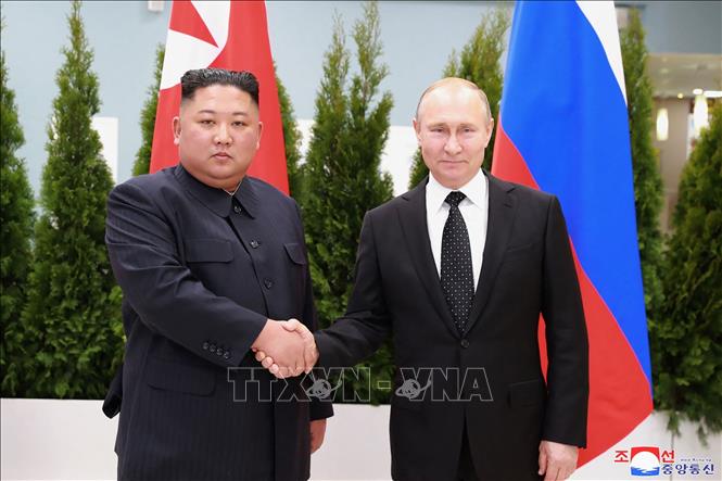 Nhà lãnh đạo Triều Tiên Kim Jong-un (trái) và Tổng thống Nga Vladimir Putin trong cuộc gặp ở thành phố Vladivostok (Nga). Ảnh tư liệu: AFP/TTXVN