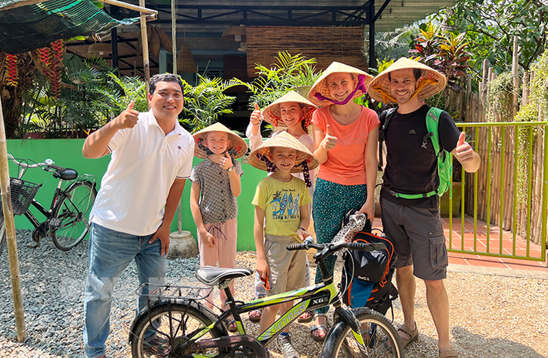 Du khách đến Homestay Maison du Bays de Ben Tre của Quách Duy Thịnh, xã Thạnh Phú Đông (Giồng Trôm).