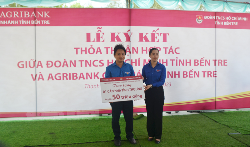 Bí thư Huyện đoàn Thạnh Phú Huỳnh Hữu Trung đại diện địa phương lên nhận bảng tượng trưng.