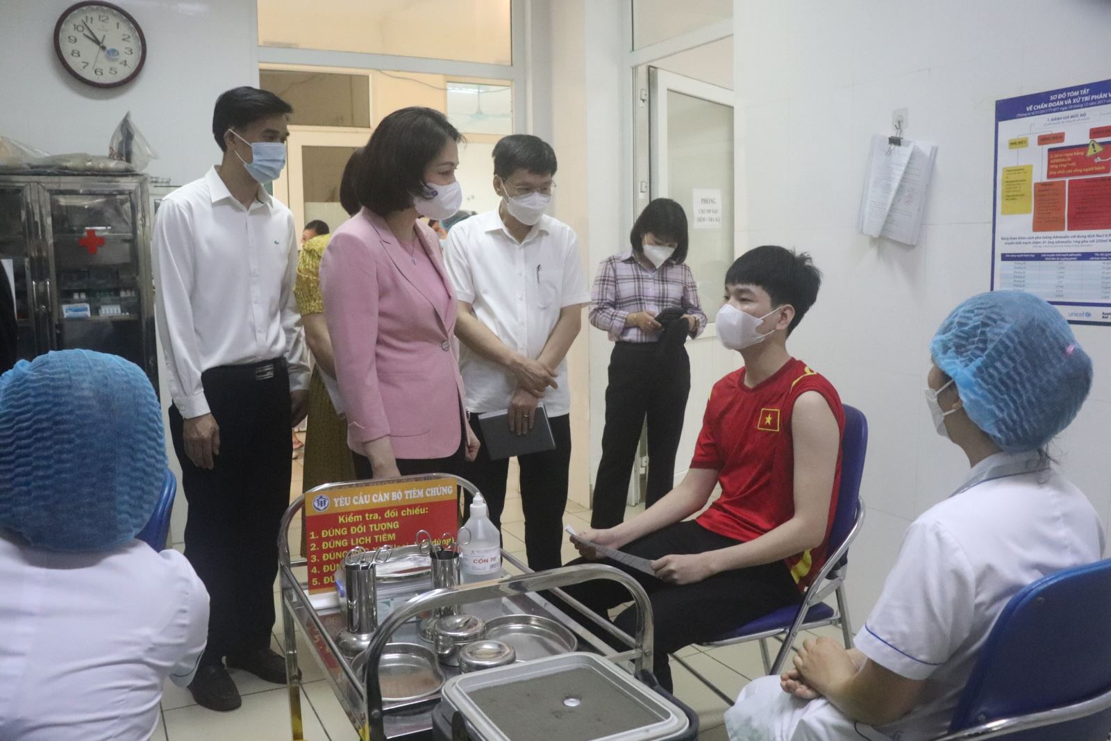 Ngày 27-4-2023, Việt Nam ghi nhận 2.958 ca mắc mới COVID-19 Hà Nội đẩy mạnh tiêm vắc-xin phòng COVID-19 cho người dân. Ảnh: TTXVN