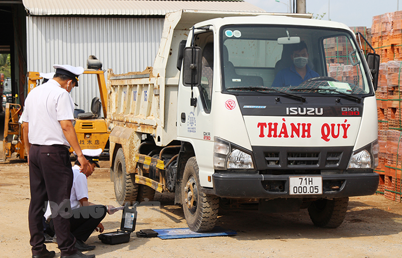 Kiểm tra tải trọng phương tiện vận chuyển vật liệu xây dựng.