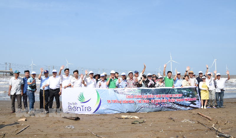 Chương trình Famtrip - giới thiệu điểm đến du lịch tại Thạnh Phú Đoàn tham quan chụp hình lưu niệm tại bờ biển huyện Thạnh Phú.