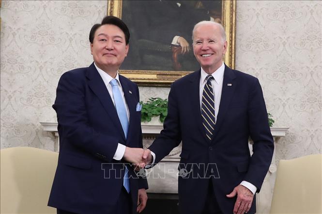 Tổng thống Mỹ Joe Biden (phải) trong cuộc hội đàm với người đồng cấp Hàn Quốc Yoon Suk Yeol tại Washington DC., ngày 26-4-2023. Ảnh: YONHAP/TTXVN