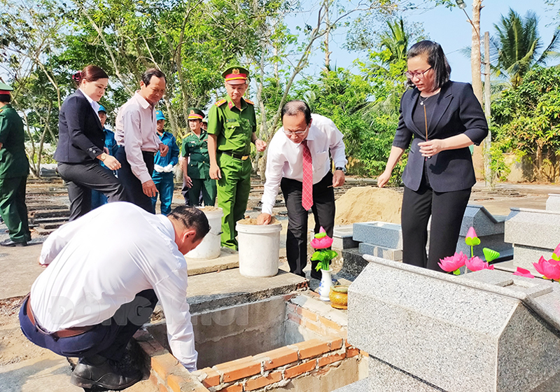 Nghi thức cải táng hài cốt liệt sĩ.