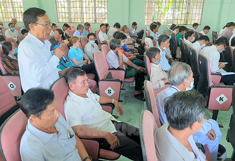 Cử tri phát biểu ý kiến. Ảnh: Văn Minh