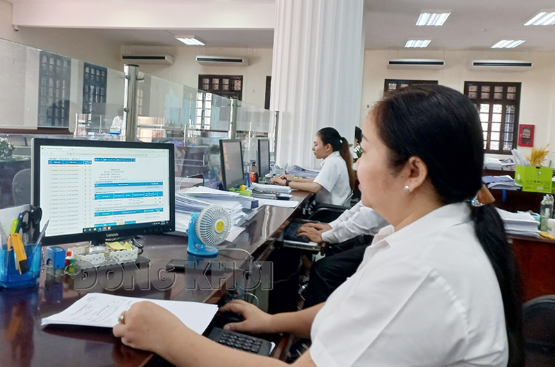 Giao dịch viên phòng Kế toán nhà nước, Kho bạc Nhà nước Bến Tre đang xử lý chứng từ trên hệ thống Dịch vụ công trực tuyến của Kho bạc Nhà nước.