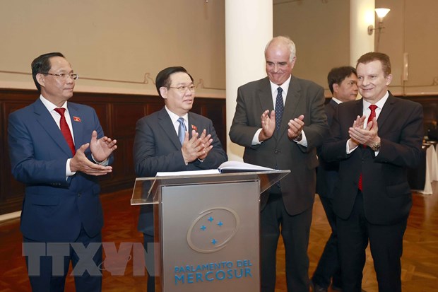 Chủ tịch QH Vương Đình Huệ hội đàm với lãnh đạo Nghị viện Mercosur Chủ tịch Quốc hội Vương Đình Huệ ký sổ lưu niệm. (Ảnh: Doãn Tấn/TTXVN)