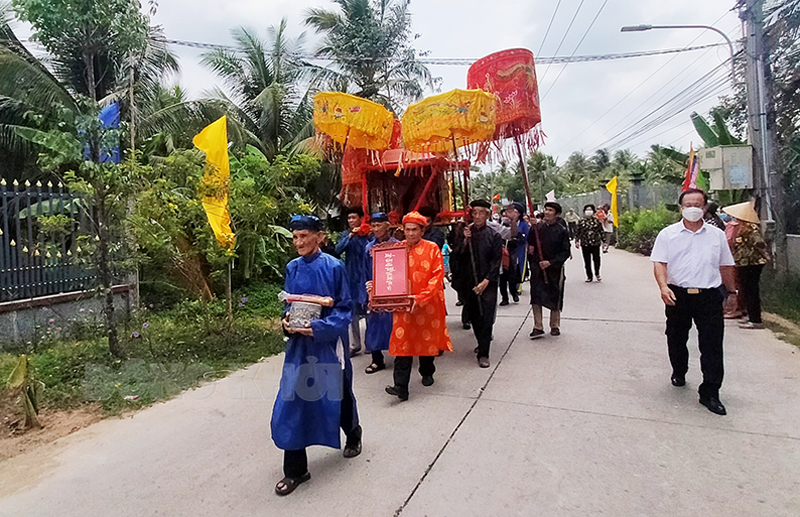 Nghi thức rước tượng Long Vân Hầu. Ảnh: Diệu Hiền