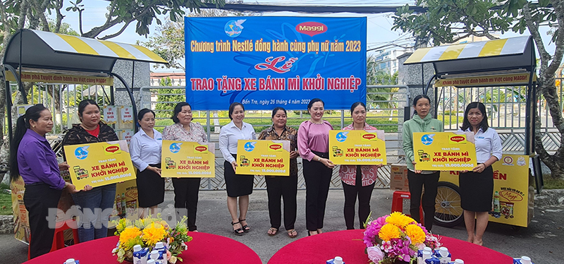 Tặng xe bánh mì khởi nghiệp cho hội viên phụ nữ nghèo Trao xe bánh mì cho các hội viên.