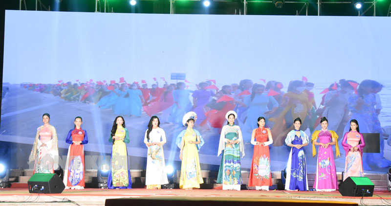Phạm Thị Mỹ Nhung đạt danh hiệu Hoa khôi Duyên dáng áo dài huyện Thạnh Phú năm 2023 10 thí sinh xuất sắc trình diễn bộ sưu tập thời trang áo dài “Hương sắc biển Thạnh Phú” do Ban tổ chức hỗ trợ. Ảnh: Cẩm Trúc