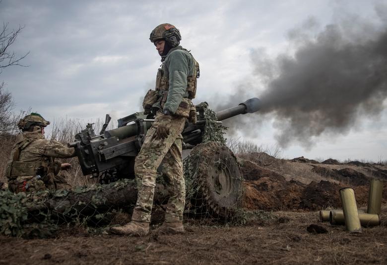 Cả Mỹ và Ukraine đang có nguy cơ thiếu đạn pháo do xung đột với Nga kéo dài. Ảnh: Reuters