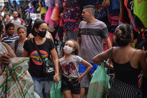 Người dân mua sắm tại một khu chợ ở Sao Paulo, Brazil. Ảnh: AFP/TTXVN