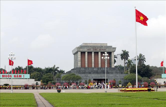 Trên 52.000 lượt khách vào Lăng viếng Chủ tịch Hồ Chí Minh trong ba ngày nghỉ lễ Người dân tới thăm Lăng Chủ tịch Hồ Chí Minh. Ảnh tư liệu: Anh Tuấn/TTXVN