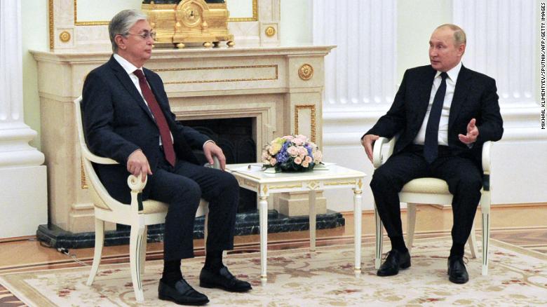 Tổng thống Kazakhstan Kassym-Jomart Tokayev gặp Tổng thống Nga Vladimir Putin hồi năm 2021 tại Moskva. Ảnh: CNN