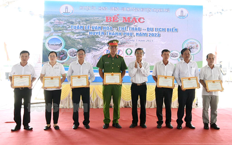 Bế mạc Tuần lễ Văn hóa - Thể thao - Du lịch biển Thạnh Phú năm 2023 Chủ tịch UBND huyện Thạnh Phú Đào Công Thương trao khen thưởng cho các tổ chức, cá nhân đóng góp tích cực cho sự thành công của Tuần lễ Văn hóa - Thể thao và Du lịch biển huyện Thạnh Phú năm 2023. Ảnh: Cẩm Trúc