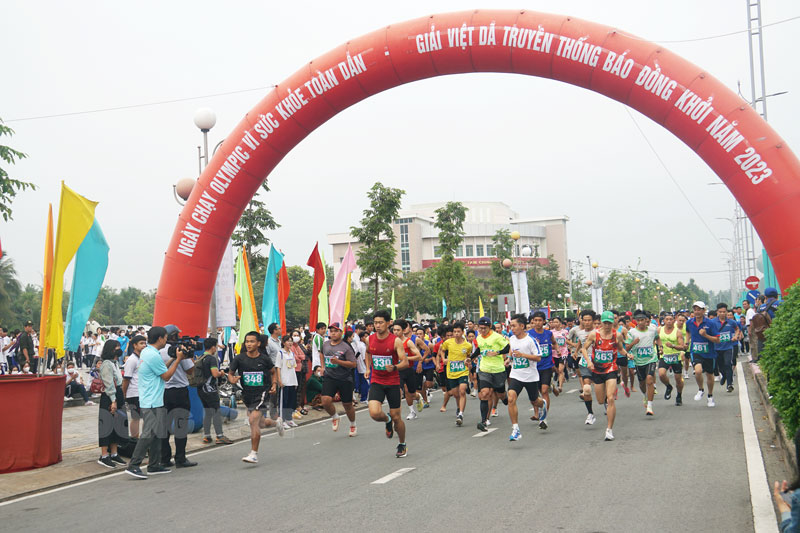 Nhiều hoạt động thể thao chào mừng các ngày lễ lớn Các vận động viên tham gia thi đấu tại Giải Việt dã truyền thống Báo Đồng Khởi năm 2023.
