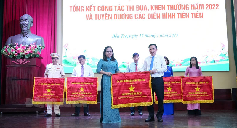 Chủ tịch UBND tỉnh Trần Ngọc Tam tặng cờ thi đua hoàn thành xuất sắc nhiệm vụ năm 2021 cho Hội Liên hiệp Phụ nữ tỉnh.