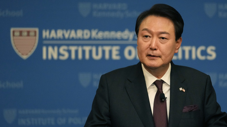 Tổng thống Hàn Quốc Yoon Suk-yeol có bài phát biểu tại Viện Chính trị thuộc Đại học Harvard Kennedy, ngày 28-4. Ảnh: AP