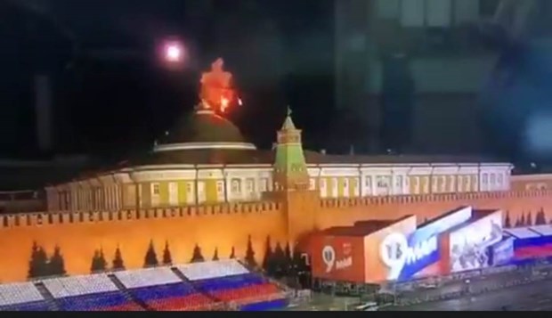 Hình ảnh trong video cho thấy khói bốc lên trên tầng thượng Điện Kremlin. (Nguồn: RT)