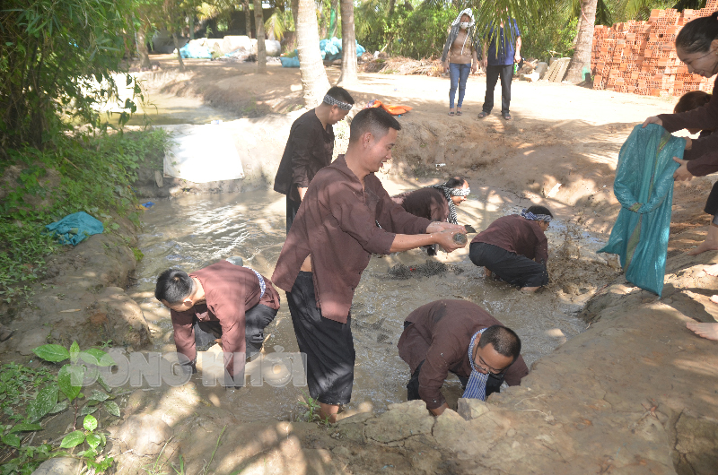Các ngày lễ thu hút 98,6 ngàn lượt khách tham quan du lịch Du khách trải nghiệm tát mương bắt cá tại Khu du lịch Lan Vương.