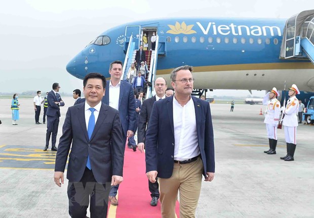 Bộ trưởng Bộ Công Thương Nguyễn Hồng Diên đón Thủ tướng Đại Công quốc Luxembourg Xavier Bettel tại Sân bay Quốc tế Nội Bài, Hà Nội. Ảnh: Minh Đức/TTXVN