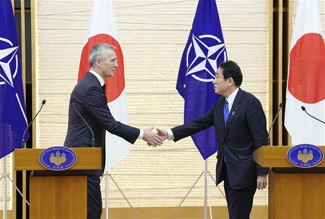 Tổng Thư ký NATO Jens Stoltenberg (trái) và Thủ tướng Nhật Bản Fumio Kishida tại cuộc họp báo chung ở Tokyo ngày 31-1. Ảnh: Kyodo/TTXVN