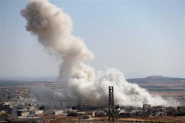 Khói bốc lên trong một cuộc không kích tại khu vực Khan Sheikhun, tỉnh Idlib, Syria, ngày 19-7-2019. (Ảnh: AFP/TTXVN)