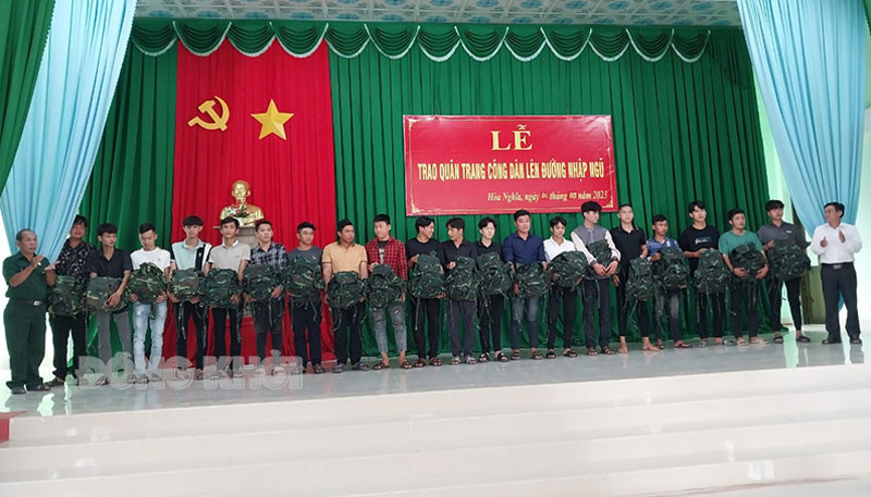 Hội đồng Nghĩa vụ quân sự xã Hòa Nghĩa tổ chức trao quân trang cho công dân lên đường nhập ngũ năm 2023.