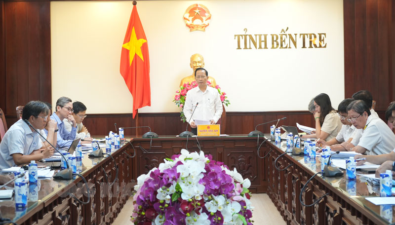 Phó chủ tịch Thường trực UBND tỉnh - Trưởng đoàn đại biểu Quốc hội tỉnh Nguyễn Trúc Sơn chủ trì cuộc họp.