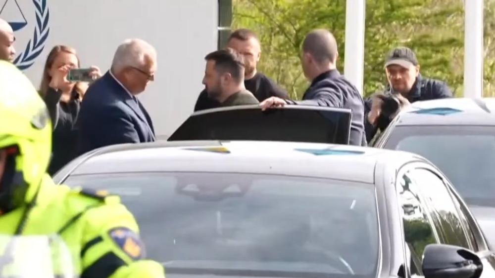 Tổng thống Zelensky thăm Tòa án Hình sự quốc tế ở The Hague, ‘tìm công lý’ cho Ukraine Nhà lãnh đạo Ukraine, Zelensky được Chủ tịch ICC, Thẩm phán Piotr Hofmanski, đón tiếp ngày 4-5 tại The Hague. Ảnh: Guardian