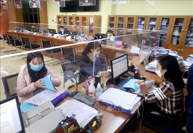 Tạo đột phá mạnh mẽ để nâng cao hiệu quả cải cách hành chính Hoạt động tại Trung tâm Phục vụ hành chính công tỉnh Vĩnh Phúc. Ảnh minh họa: Hoàng Hùng/TTXVN